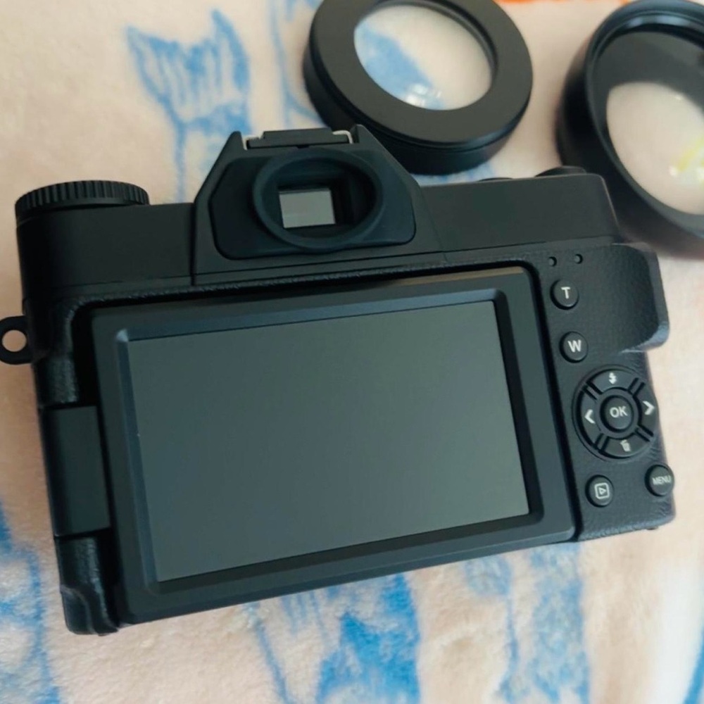 VEC XX100 4K Digital Camera plus two extra lens and bag - Picture 3 of 9